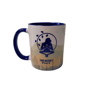 Vista frontal de la taza Forest con diseño de montañas